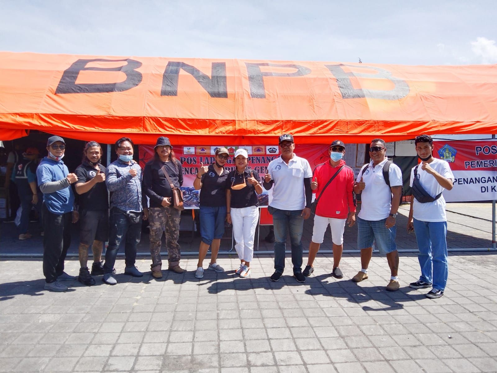 podiumnews.com-PMK-Latengiu Serahkan Bantuan 1 Ton Beras dari Ny Putri Koster untuk Korban Gempa